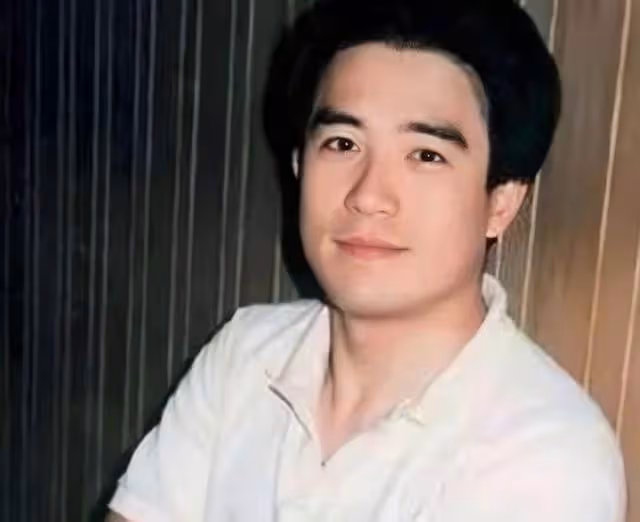 香港知名男星轉行做保安謀生，身材胖到不敢認，拍風月片一脫成名