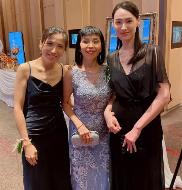 梁洛施傳懷4胎後首露面,身材苗條無孕味,攜長子參加婚禮心情好