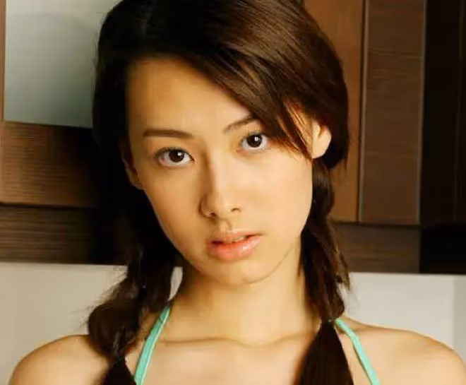 梁洛施傳懷4胎後首露面,身材苗條無孕味,攜長子參加婚禮心情好