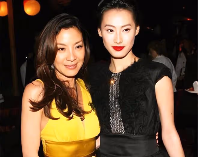 梁洛施傳懷4胎後首露面,身材苗條無孕味,攜長子參加婚禮心情好