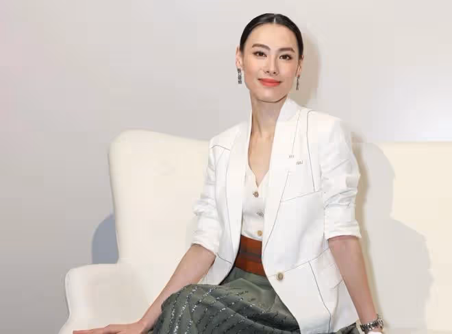 梁洛施傳懷4胎後首露面,身材苗條無孕味,攜長子參加婚禮心情好