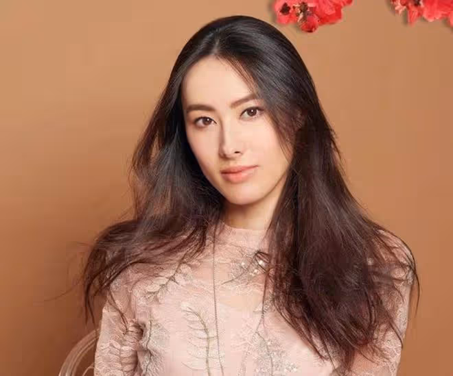梁洛施傳懷4胎後首露面,身材苗條無孕味,攜長子參加婚禮心情好