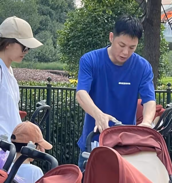 傅程鵬一家逛樂園!流汗陪周麗淇兒子盡情玩,與程愫兒子久未同框