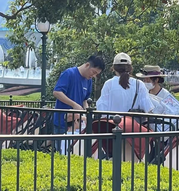 傅程鵬一家逛樂園!流汗陪周麗淇兒子盡情玩,與程愫兒子久未同框
