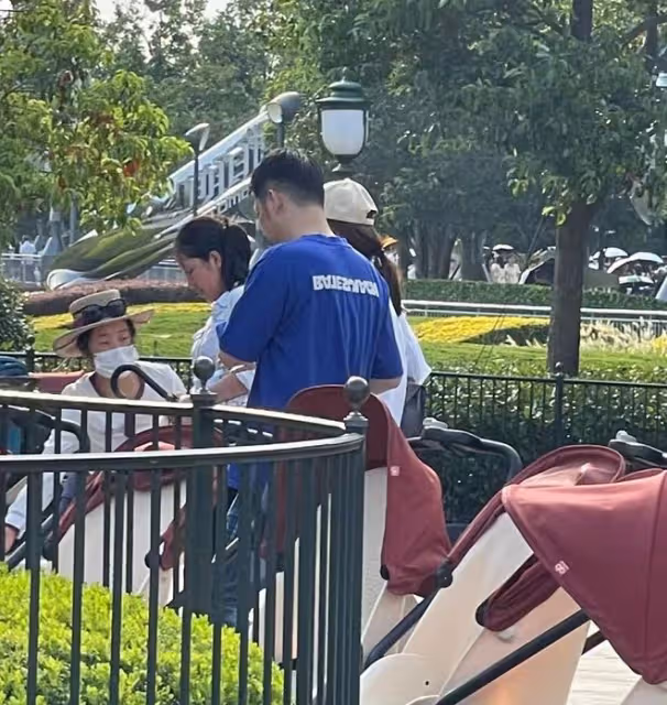 傅程鵬一家逛樂園!流汗陪周麗淇兒子盡情玩,與程愫兒子久未同框