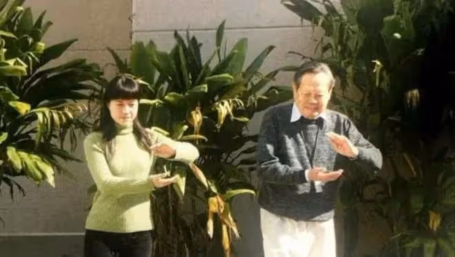 8月9日,一位在日本的攝影師爆料:在聚會時遇到翁帆,有種知性美