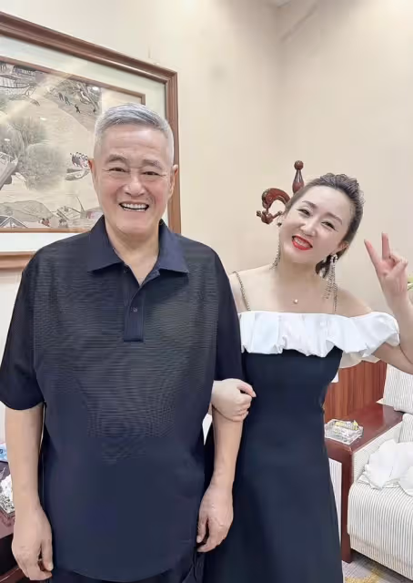 趙本山現身和女徒弟挽手,臉泛紅笑得合不攏嘴,女方穿露肩裝比耶
