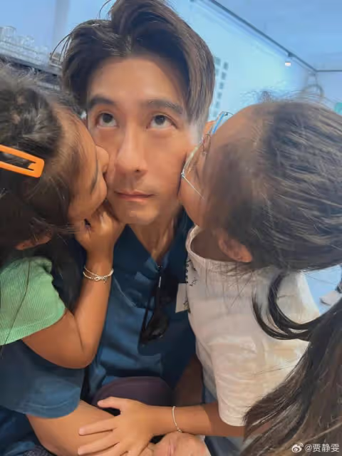賈靜雯曬全家福秀恩愛!8歲咘咘顏值暴跌,姐倆膚色賽如非洲人