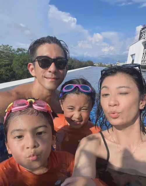 賈靜雯曬全家福秀恩愛!8歲咘咘顏值暴跌,姐倆膚色賽如非洲人