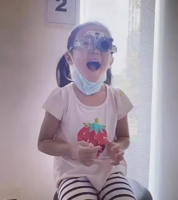 賈靜雯曬全家福秀恩愛!8歲咘咘顏值暴跌,姐倆膚色賽如非洲人