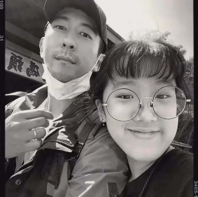 賈靜雯曬全家福秀恩愛!8歲咘咘顏值暴跌,姐倆膚色賽如非洲人