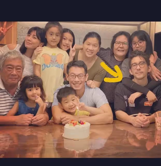賈靜雯曬全家福秀恩愛!8歲咘咘顏值暴跌,姐倆膚色賽如非洲人
