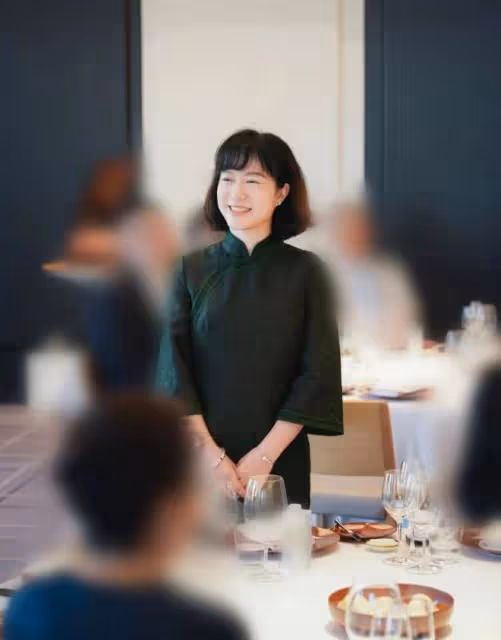 47歲翁帆日本酒會成焦點!穿旗袍戴3手鐲,老公楊振寧近況糟糕