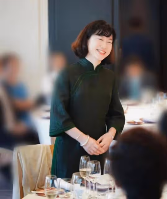 47歲翁帆日本酒會成焦點!穿旗袍戴3手鐲,老公楊振寧近況糟糕