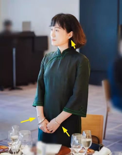 47歲翁帆日本酒會成焦點!穿旗袍戴3手鐲,老公楊振寧近況糟糕