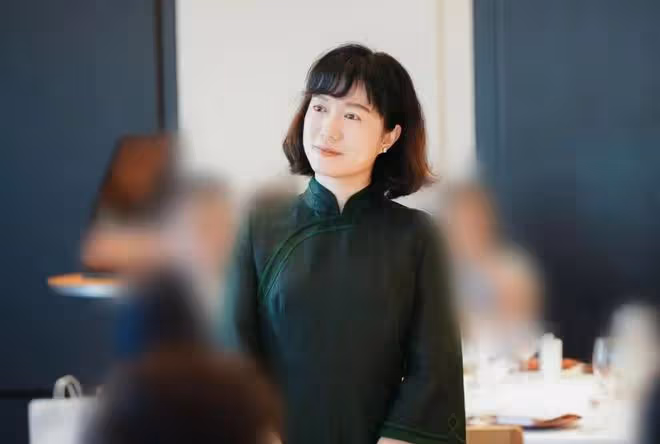 47歲翁帆日本酒會成焦點!穿旗袍戴3手鐲,老公楊振寧近況糟糕
