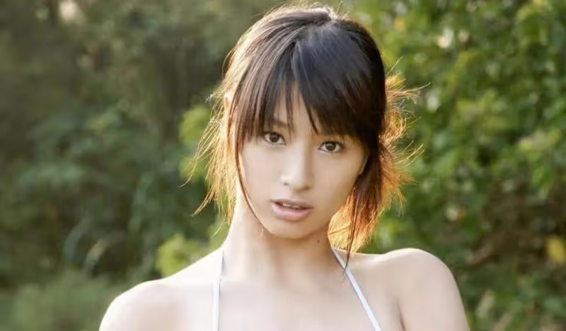 現實中的女子,姿勢各異,風格各異,絕對不是網紅的塑料臉
