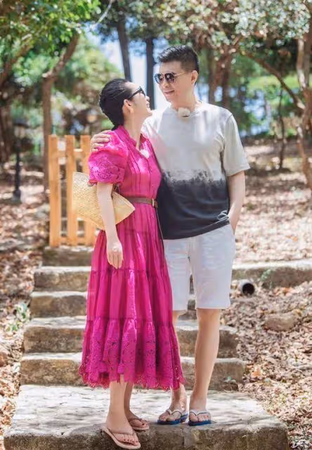 嫁對人的秦海璐越活越年輕!44歲穿玫紅裙出遊甜美動人