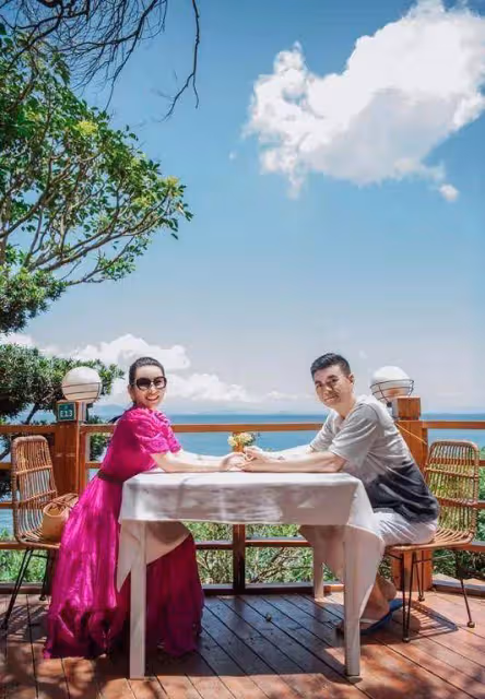 嫁對人的秦海璐越活越年輕!44歲穿玫紅裙出遊甜美動人