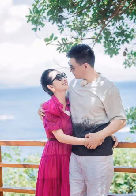 嫁對人的秦海璐越活越年輕!44歲穿玫紅裙出遊甜美動人