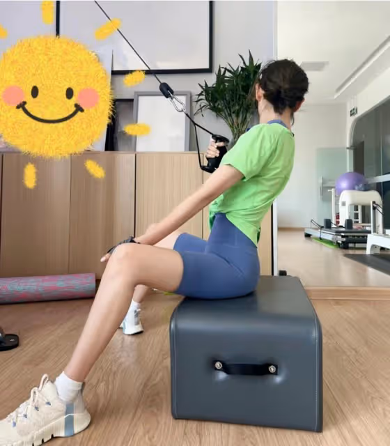 唐藝昕罕曬健身照,穿露腰裝秀巴掌腰馬甲線,腳踝處紋身搶鏡