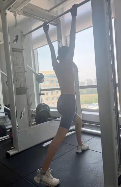 唐藝昕罕曬健身照,穿露腰裝秀巴掌腰馬甲線,腳踝處紋身搶鏡