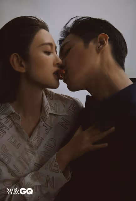唐藝昕罕曬健身照,穿露腰裝秀巴掌腰馬甲線,腳踝處紋身搶鏡