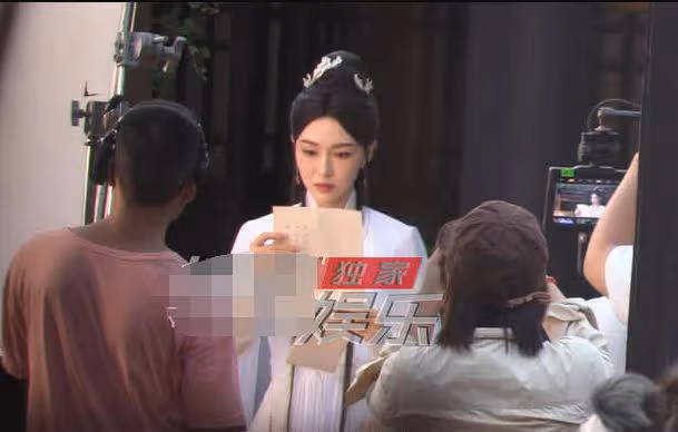 《念無雙》路透,唐嫣貼頭皮造型違和,被指像仙俠劇女主的媽媽
