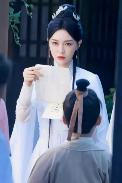 《念無雙》路透,唐嫣貼頭皮造型違和,被指像仙俠劇女主的媽媽