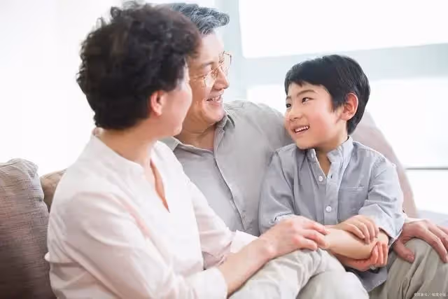 二婚前半年很幸福，昨天我出門，老伴背著我打了我孫子，我：離婚