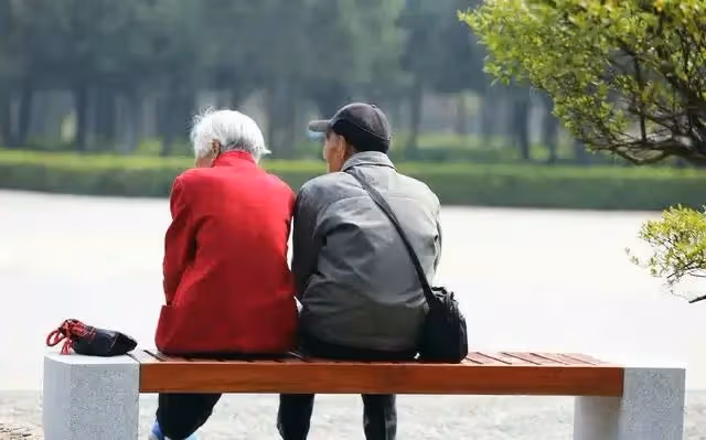 二婚前半年很幸福,昨天我出門,老伴背著我打了我孫子,我:離婚