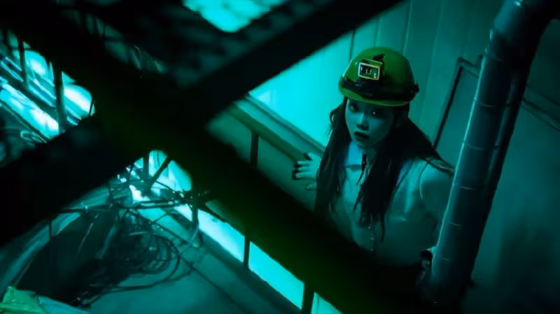21歲韓國女星，在韓國綜藝《殭屍巴士》中，增加了觀眾的沉浸感