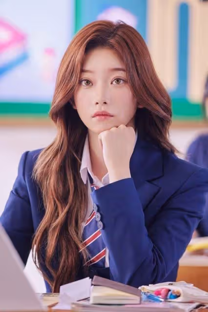 21歲韓國女星，在韓國綜藝《殭屍巴士》中，增加了觀眾的沉浸感