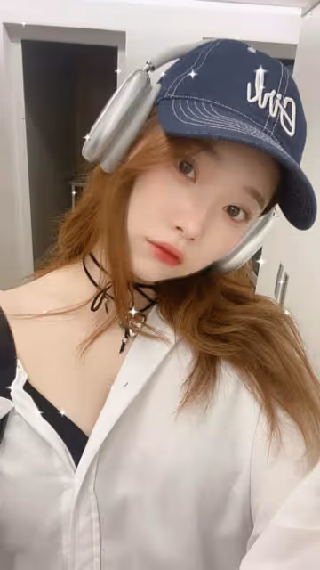 21歲韓國女星，在韓國綜藝《殭屍巴士》中，增加了觀眾的沉浸感