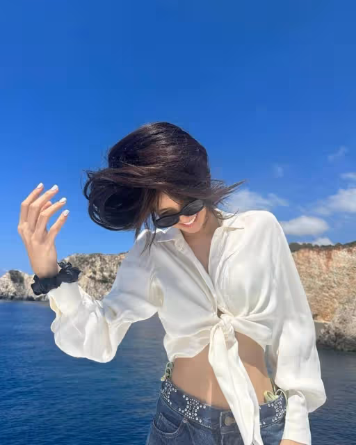 BLACKPINK Lisa曬出泳裝度假照,有網友猜測她和弗雷德里克在約會