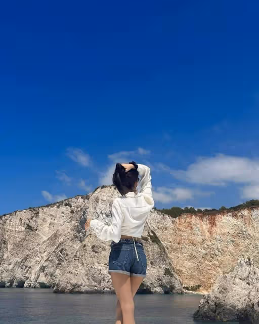 BLACKPINK Lisa曬出泳裝度假照,有網友猜測她和弗雷德里克在約會