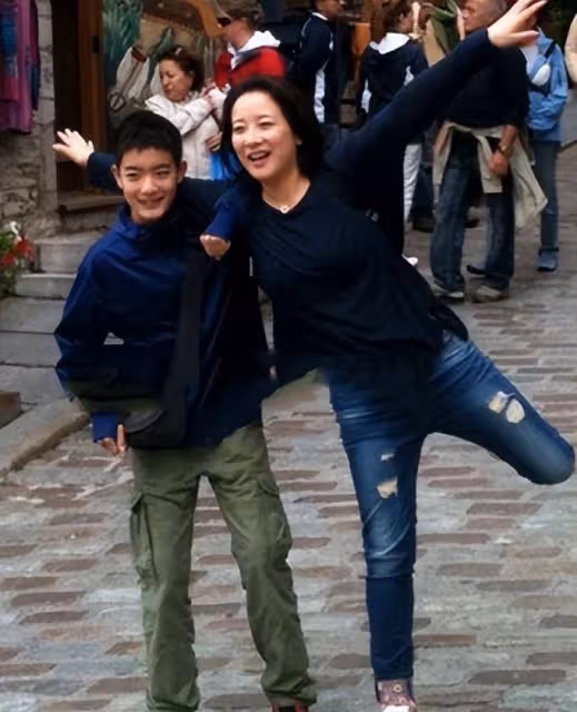 8歲陳小藝照,老公長得丑才華橫溢今分居,兒子帥氣