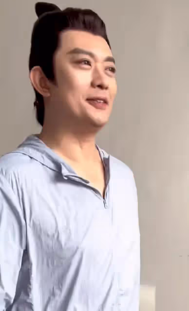 8月10日，許久未見的50歲男演員黃海冰，突然引發了熱議！
