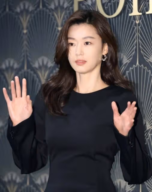 全智賢結婚11年終於現身框中,揭開面紗,丈夫如巨星,實力寵老婆