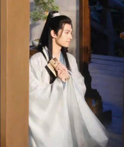 《凡人修仙傳》逛燈會路透,楊洋英姿颯爽好帥氣,趙小棠妝容普通
