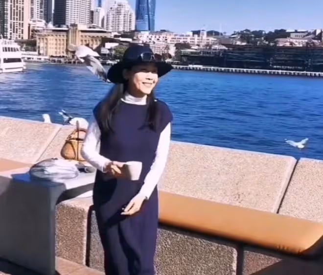 歌手田震曬視頻分享日常，背景音樂用刀郎的歌，現久居國外很愜意