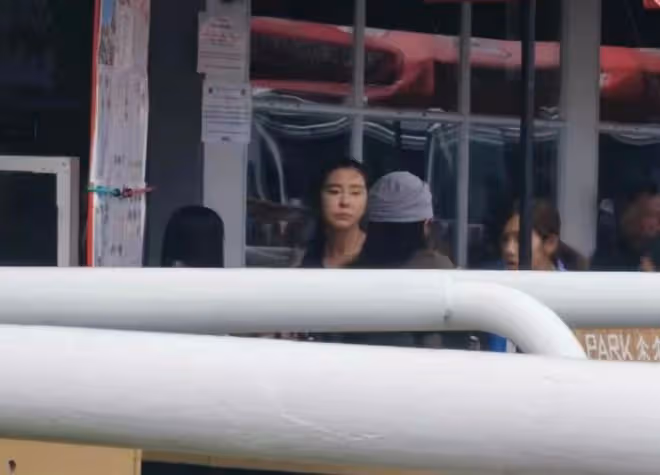 王祖賢加拿大碼頭被偶遇,面無表情發福不少,網友:面相變了