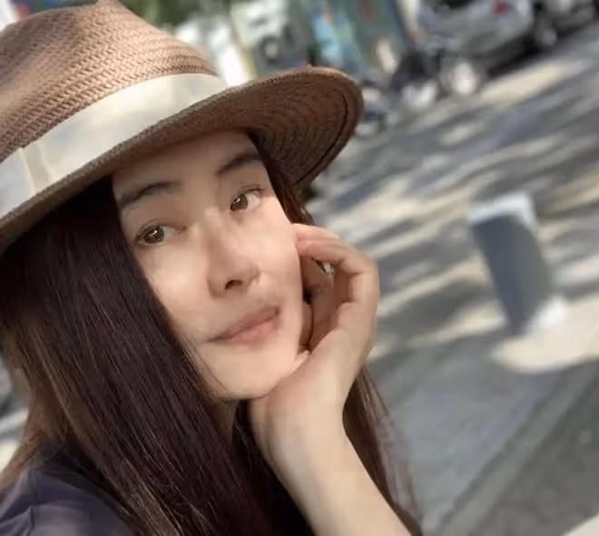 王祖賢加拿大碼頭被偶遇,面無表情發福不少,網友:面相變了
