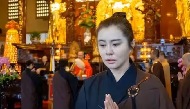 王祖賢加拿大碼頭被偶遇,面無表情發福不少,網友:面相變了