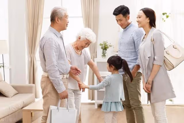 兒子痛哭：媽，你兒媳婦說你要是賣房治病，就和我離婚；那就離婚