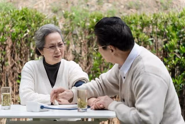 兒子痛哭：媽，你兒媳婦說你要是賣房治病，就和我離婚；那就離婚