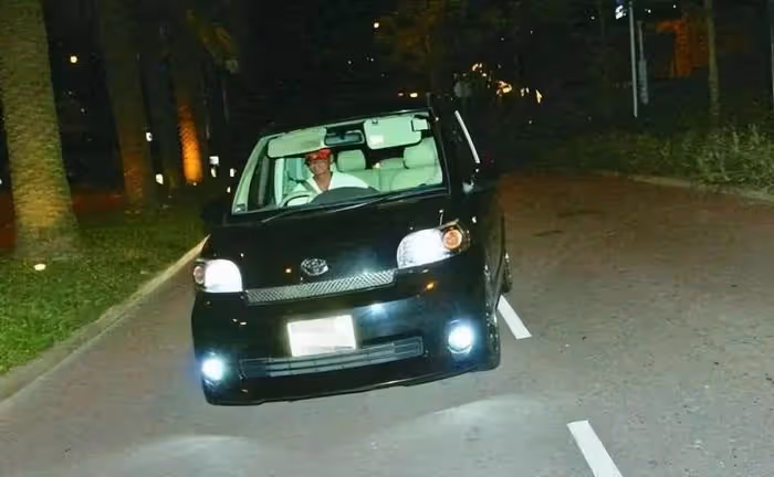 明星約會有多拼?穿女裝,藏行李箱、上車躺平,一個比一個離譜