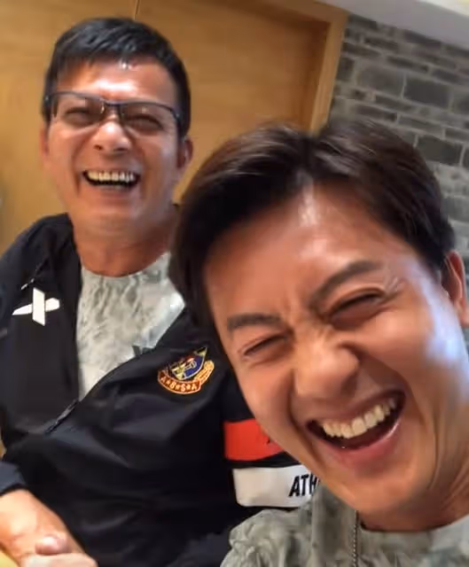 一眾港星齊聚內地吃大餐!60歲影帝被美女圍著灌酒,黃日華笑開懷