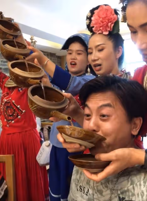 一眾港星齊聚內地吃大餐!60歲影帝被美女圍著灌酒,黃日華笑開懷