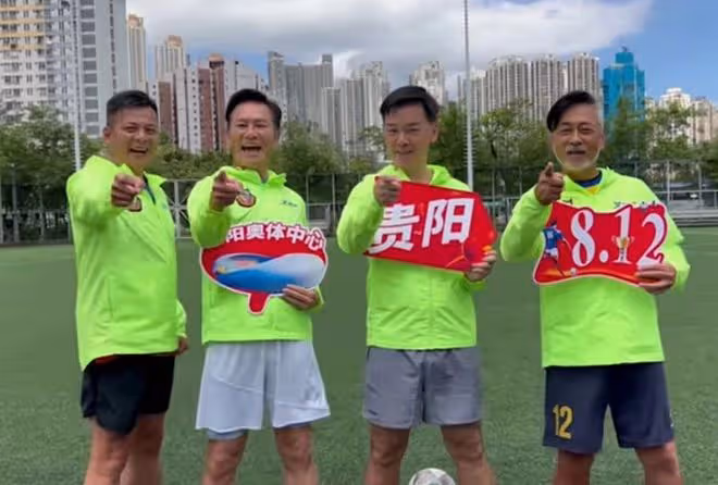 一眾港星齊聚內地吃大餐!60歲影帝被美女圍著灌酒,黃日華笑開懷